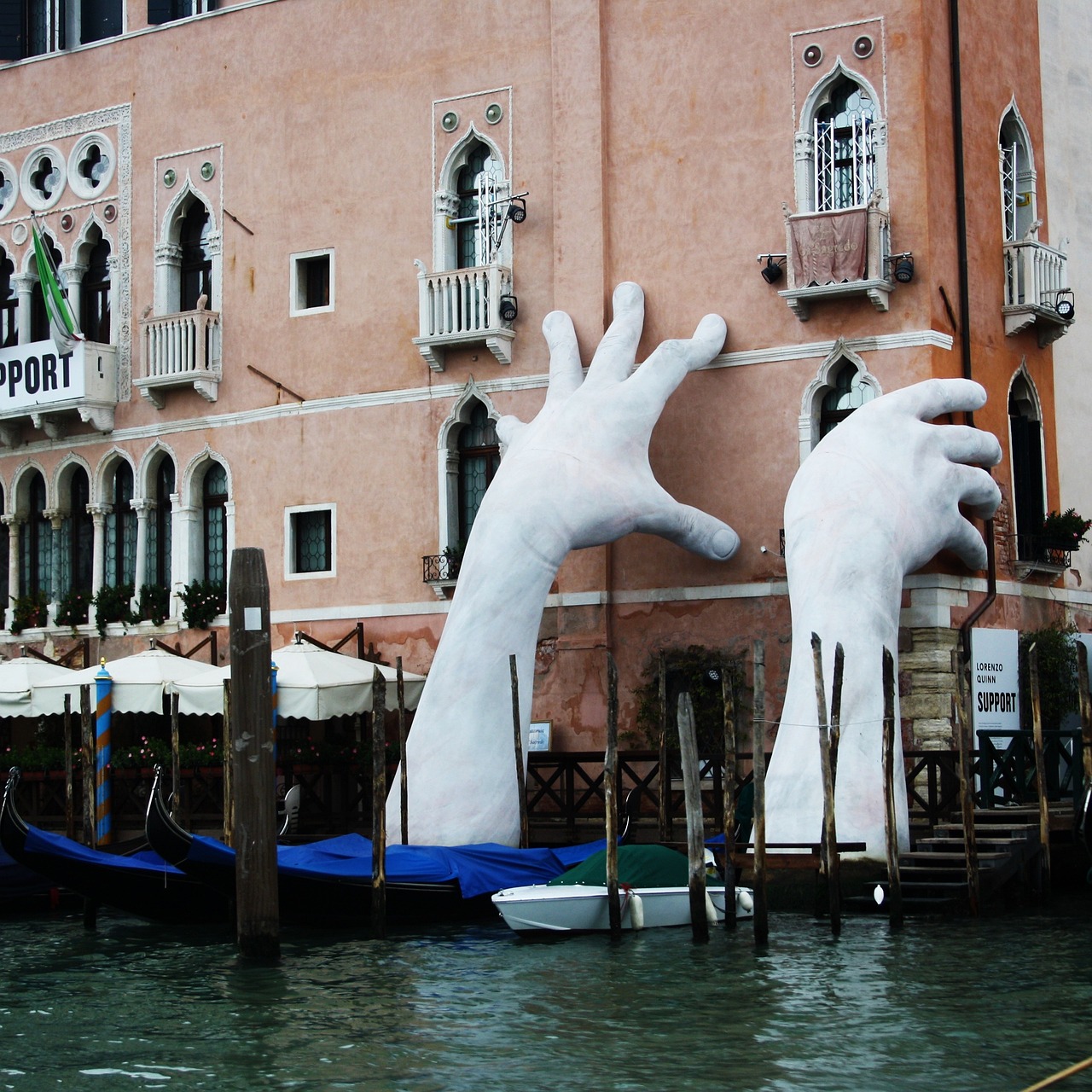 Scultura che sostiene edifici italiani a Venezia che affondano a causa del cambiamento climatico